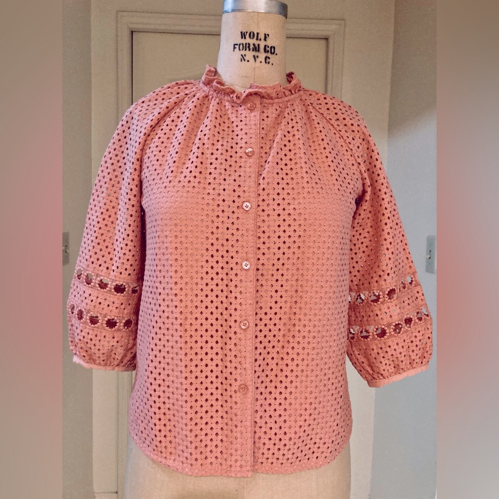 Banana Republic eyelet blouse. Front is lined, 3/4 lantern sleeve, button front